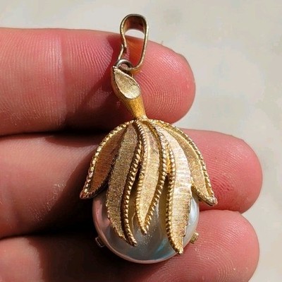 Vintage 1963 Sarah Coventry Hidden Pearl Pendant Gold Tone Necklace Charm Signed