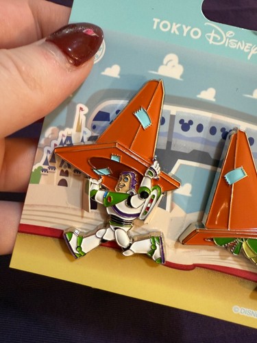 TOKYO DISNEY PIN Toy Story Buzz & Rex Coni Arancioni Set 3D Giappone NUOVO su scheda HTF - Foto 4 di 6