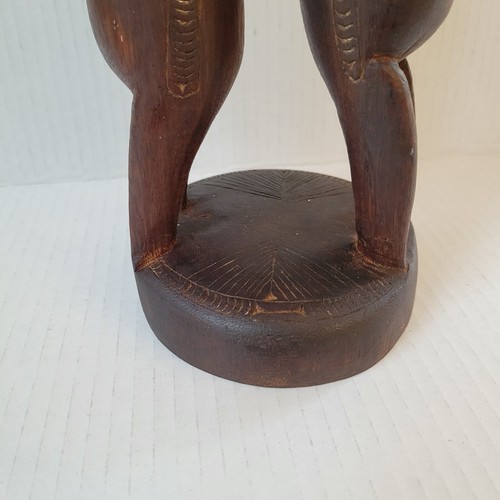 Afrikanischer geschnitzter Holzhocker mit zwei männlichen Figuren ein Baumstamm natürliche gespaltene Oberseite 9x4" - Bild 13 von 16