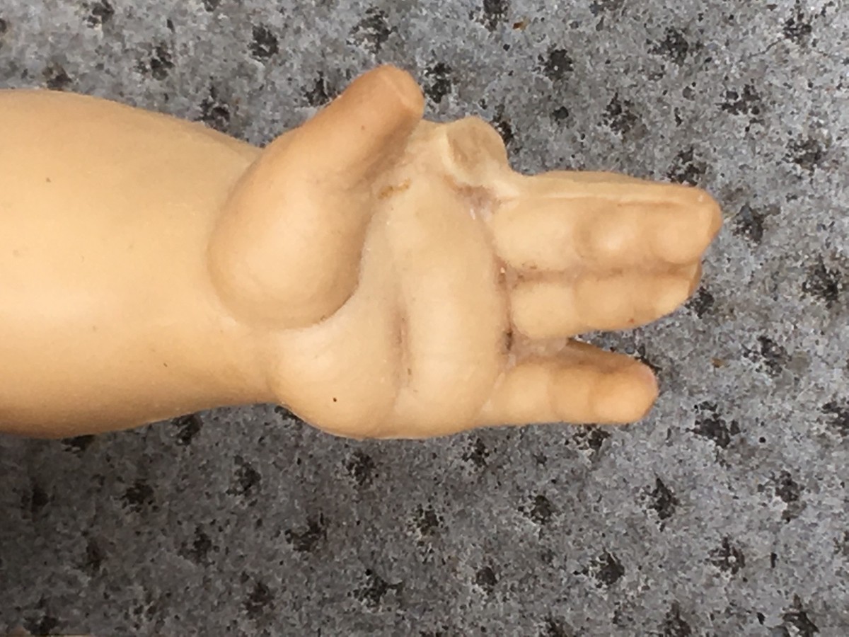 Vraie Femme De Poupée Portant La Robe En Caoutchouc De Latex Rouge Et Posant Sur Seul Le Fond Blanc Studio Position Adulte Fille 150177269