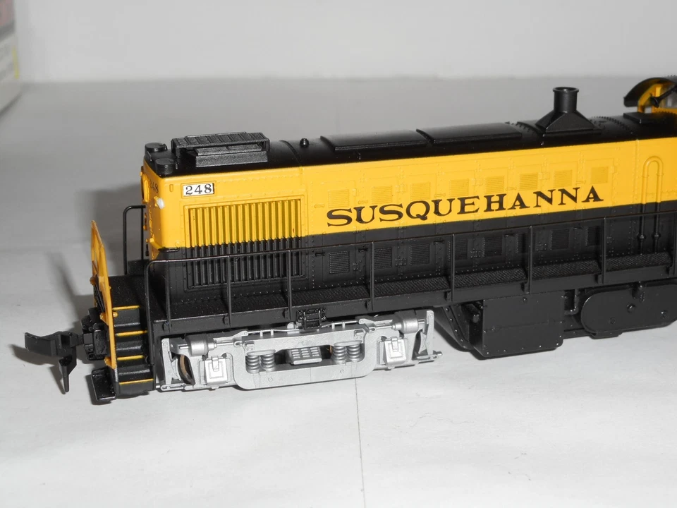 Atlas Classic #8868 Alco RS-1 Susquehanna. Excellent cond. 2 rail DC. HO. Boxed - Image 4 of 4