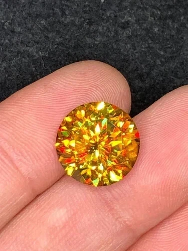 Piedra preciosa natural de corte redondo de titaniota esfena de fuego completo de 4,00 quilates para joyería Foto 4 de 4