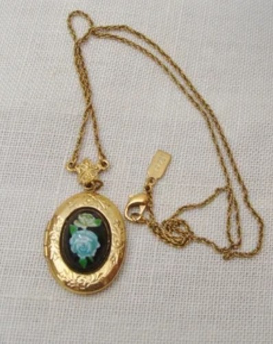 Lovely 1928 Vintage Gold Tone Flowered Locket Necklace - Picture 9 of 15