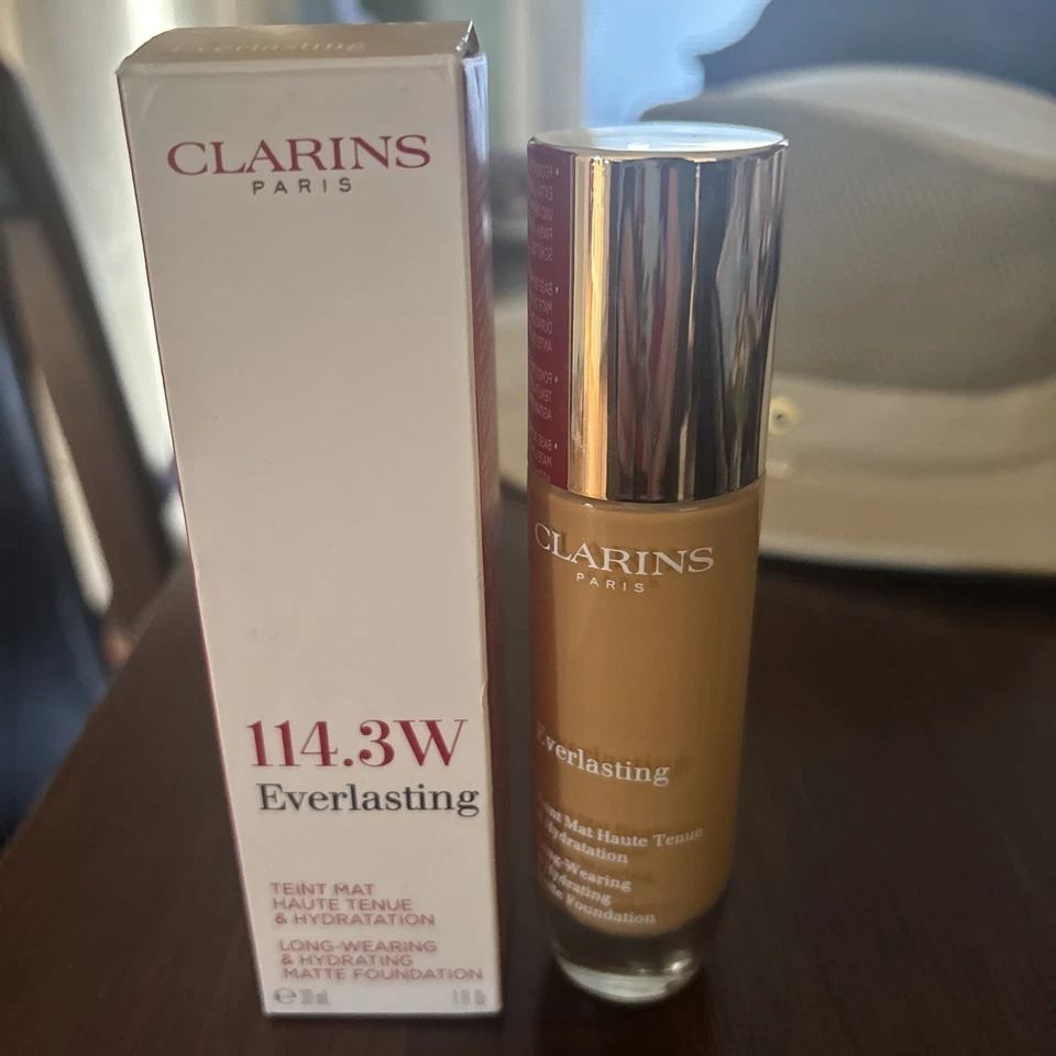 Clarins Paris 115.3 Everlasting Long-wearing & Hydrating Matte Foundation - Image 4 of 4