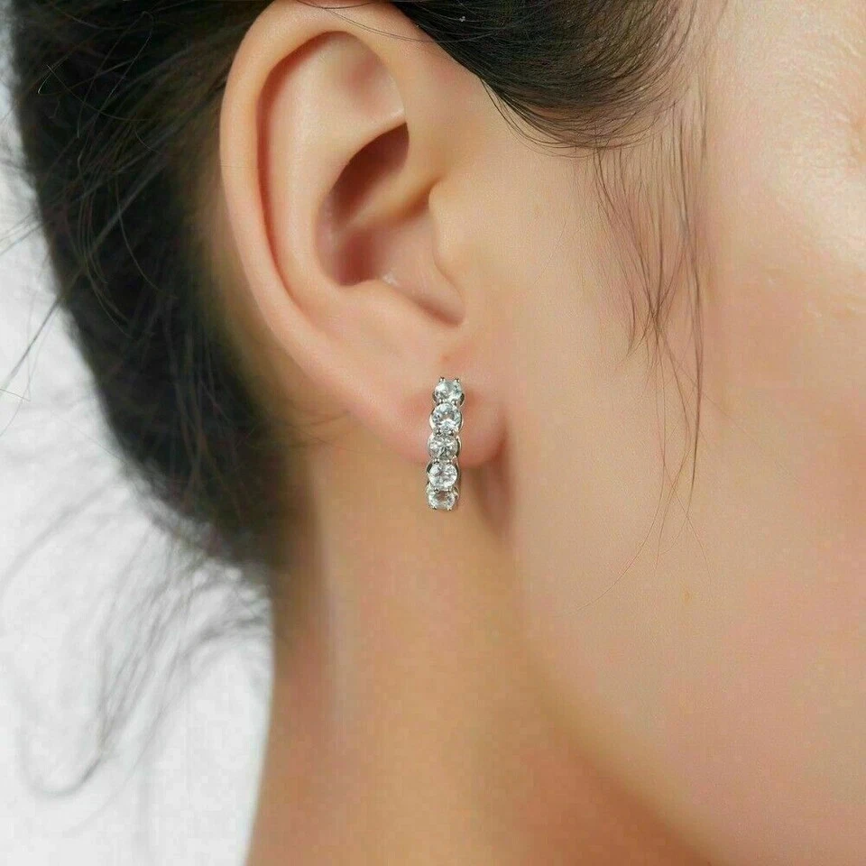 Pendientes de aro de aguamarina de corte redondo de 2 quilates para mujer enchapados en oro blanco de 14 quilates Foto 4 de 4