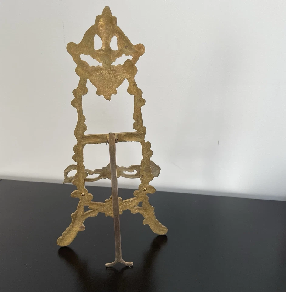 Caballete de latón grande ornamentado vintage libro de fotos o soporte de placa exhibición 13”H Foto 3 de 4