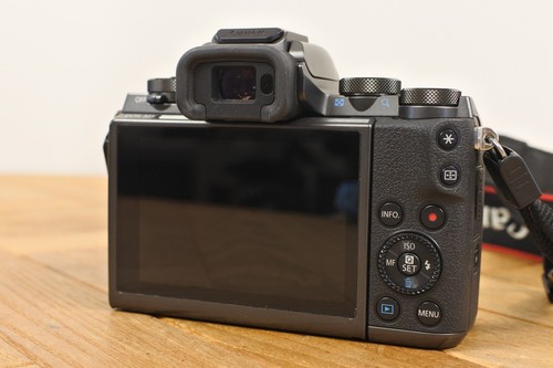 Cámara digital Canon EOS M5 24,2 MP sin espejo y adaptador de batería/cargador/montaje - Imagen 2 de 17