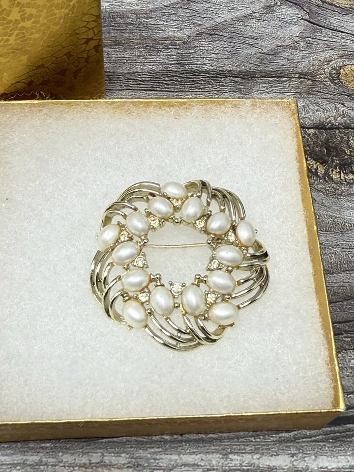 Broche prendedor vintage firmado MARBOUX tono dorado imitación ovalado perlas pedrería amarilla Foto 2 de 4