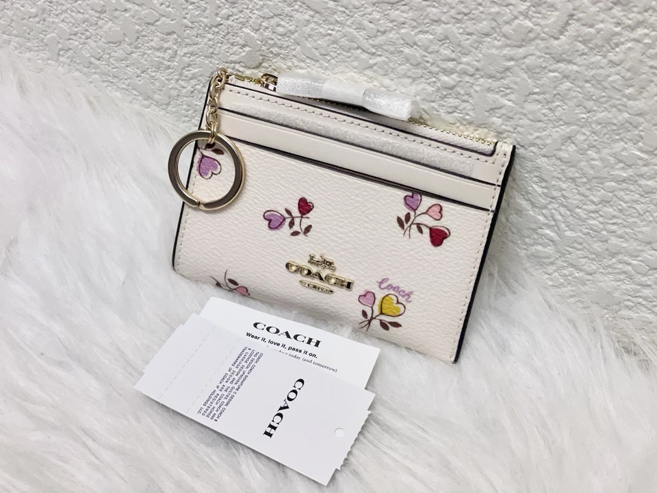 Mini estojo de identificação magro Coach CW967 com estampa de coração dourado/giz $88 - Imagem 3 de 4