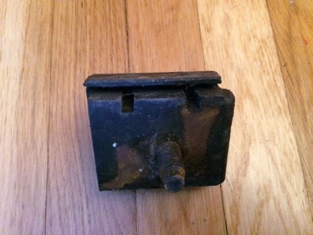 NOS 1963 1964 福特 GALAXIE 223 CI 发动机安装绝缘右手 — 第 2/2 张图片