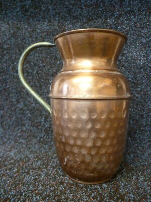 EINE ALTE HANDGEHÄMMERTE KUPFERVASE. VASE AUS GEHÄMMERTEM KUPFER IM SHABBY CHIC LOOK