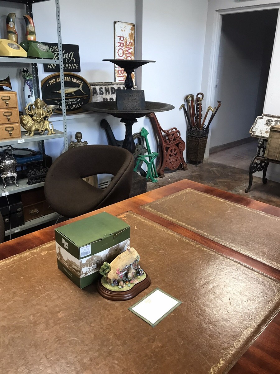 Highly Collectible Lilliput Lane Happy 21st Birthday Hand