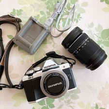 OLYMPUS OM-D E-M10II Body  2 Lenses