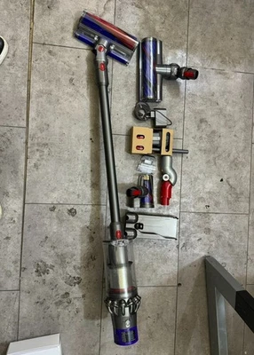 Dyson Cyclone V10 Komplettset - Akku fehlt - Neuwertige Aufsätze - Bild 1 von 4
