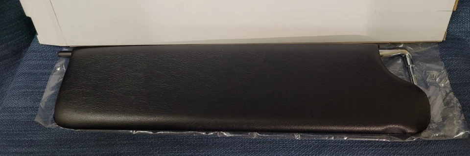 Viseira solar MG MIDGET1961 - 1979 AH SPRITE 1964 - 1976 R/H vinil preto - Imagem 2 de 4