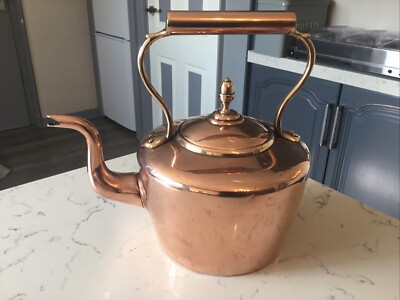 EIN WUNDERSCHÖNER GROSSER ANTIKER GEORGISCHER RUNDER KUPFERKESSEL, UM 1800.