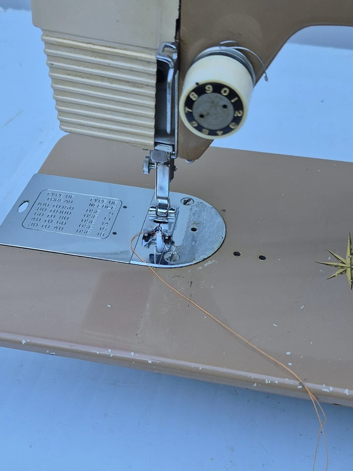 Máquina de coser de colección Dress Maker 139 J-A/3 Japón De Luxe Zig Zag pedal/power funciona Foto 2 de 4