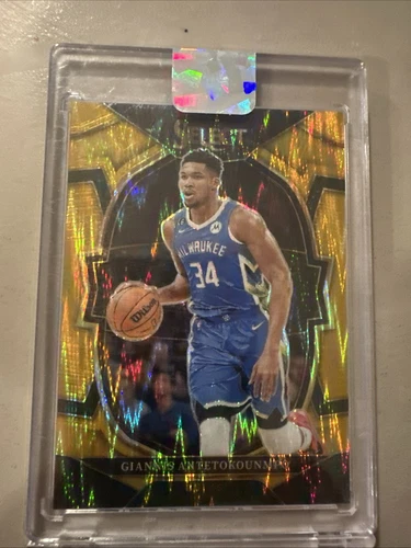 2022-23 Panini Select - Concourse Giannis Antetokounmpo #61 Gold Shock /10