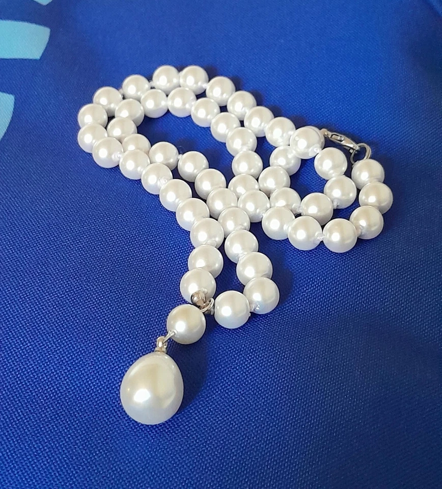 COLLANA DONNA PERLE BIANCHE ANNODATA A MANO CON PENDENTE PERLA GOCCIA E ARGENTO - Immagine 2 di 4