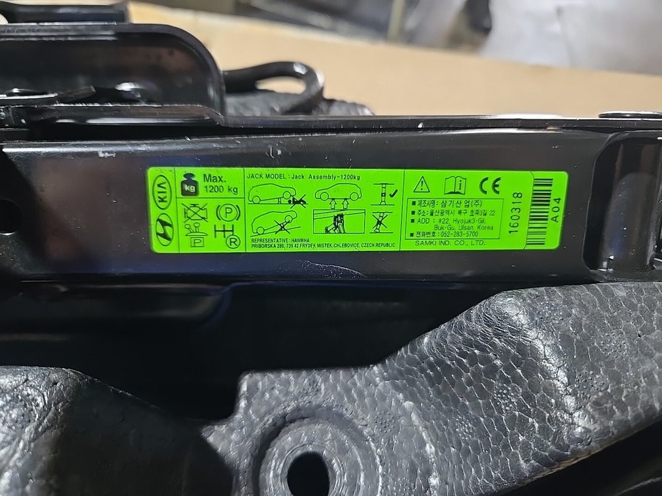 20162020 Kia Sorento Jack & Tools Kit Lug Wrench Rods Foam OEM