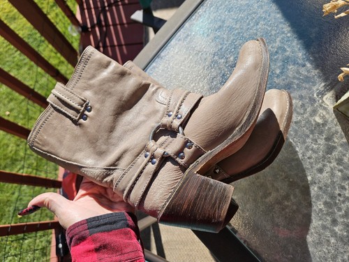 Schöne braune Damen-Lederstiefel von Frye 77374 Carmen Harness Größe 8 B - Bild 13 von 16
