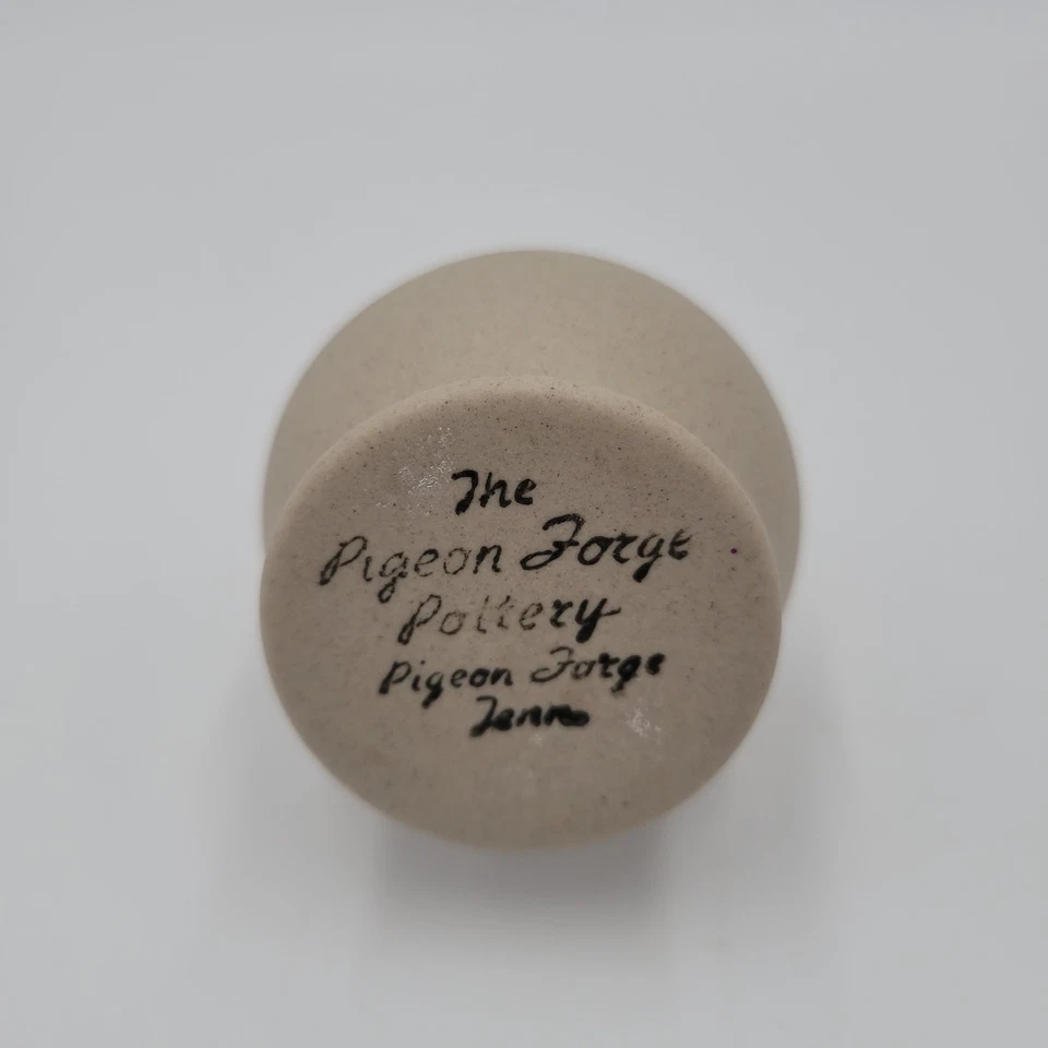 Vaso miniatura de flor branca em relevo Pigeon Forge Pottery Tenn. 3,5" bege - Imagem 2 de 4