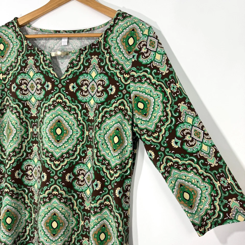 Top túnica Charter Club para mujer talla grande verde estampado cachemira detalle cuello barra Foto 3 de 4