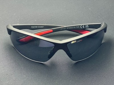 Foster Grant schwarze Sportsonnenbrille mit roten Griffen graue Gläser AH1221