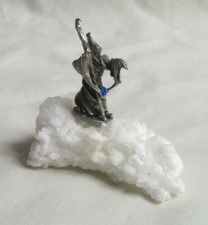 Ancien magicien en étain Ral Partha sur un rocher blanc étincelant 