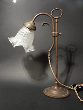 ANTICA LIBERTY LAMPADA DA TAVOLO SCRIVANIA CON PARALUME A TULIP IN VETRO