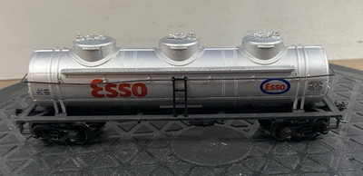 AHM Ho Scale Esso 3 Dome Tank Car Mismatch Couplers