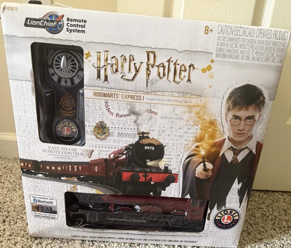 Lionel Harry Potter Hogwarts Express Ready to Play Model Trein Set met Track | Batterij aangedreven 4-6-0 set met verlichting, geluidseffecten en afstandsbediening, zwart, donkerrood, goud