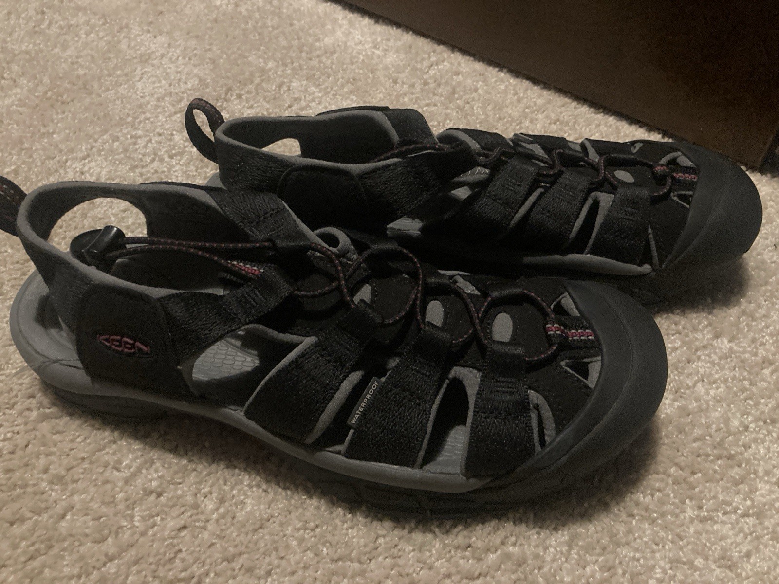 NUOVO sandalo donna Keen Newport H2 taglia 10 5 nero rosa accento punta chiusa