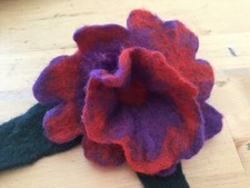 Filzbrosche, Brosche, Filzblüte, Filzblume, Blumenbrosche, gefilzt, Handarbeit,