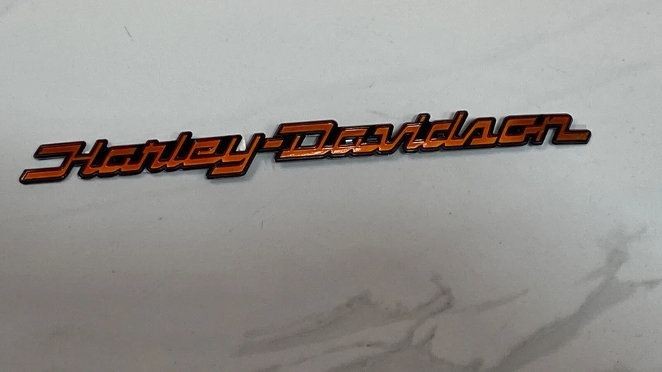 OEM Harley Touring Street Glide Derecho Tanque de Gas Emblema Naranja Quemado Foto 4 de 4