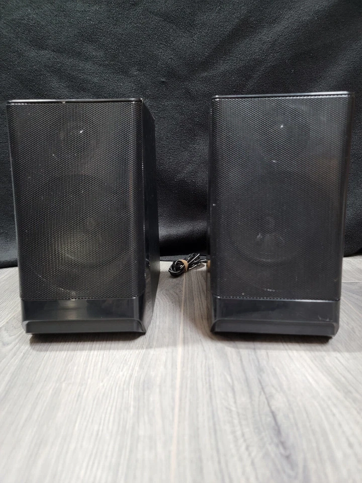 Blackweb BWA17AA010 Bluetooth 3-CD FM Stereo System Without The Remote - Image 2 of 4