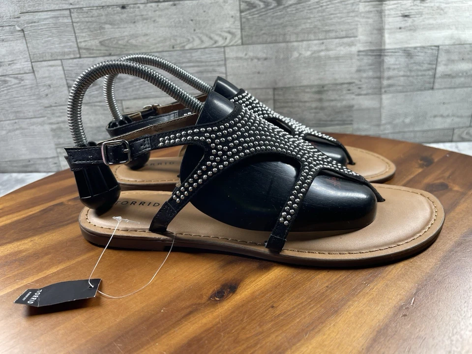 Torrid 凉鞋女式 10W 宽鞋黑色黑色金色皮革铆钉带丁字裤 — 第 3/4 张图片