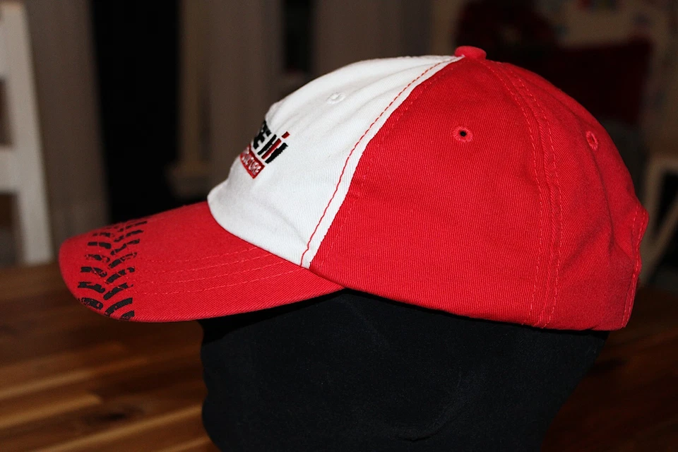 Sombrero de agricultura Case IH - Correa de tractor agrícola rojo y blanco | Banda de rodadura de neumáticos Foto 3 de 4