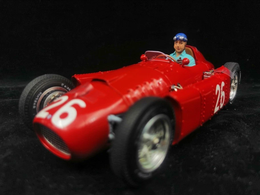 1: 18 doll car model scene Ascari driving posture cmc exoto Ferrari Doll only - Image 2 of 4