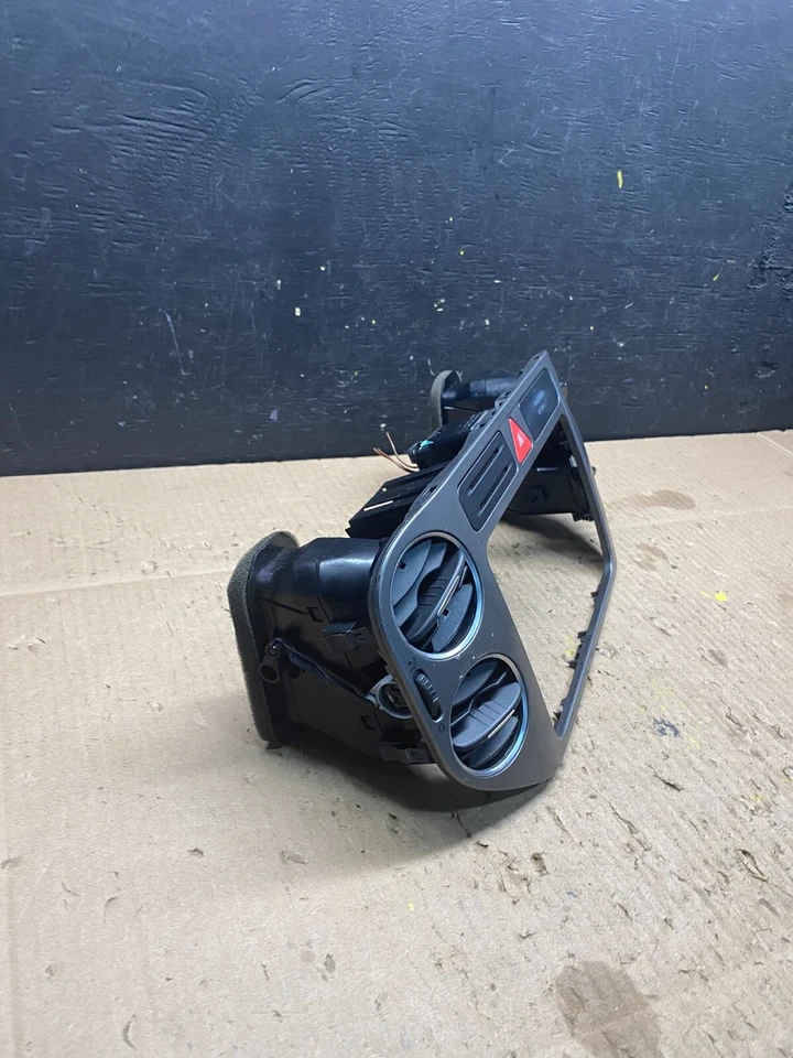 Volkswagen Tiguan 2009 2010 2011 tablero central radio bisel moldura M8448 DG Foto 2 de 4