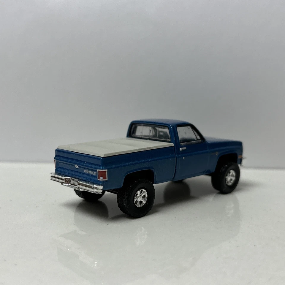 Chevy C20 Custom Deluxe 1981 Greenlight 1/64 azul elevado personalizado Foto 3 de 4