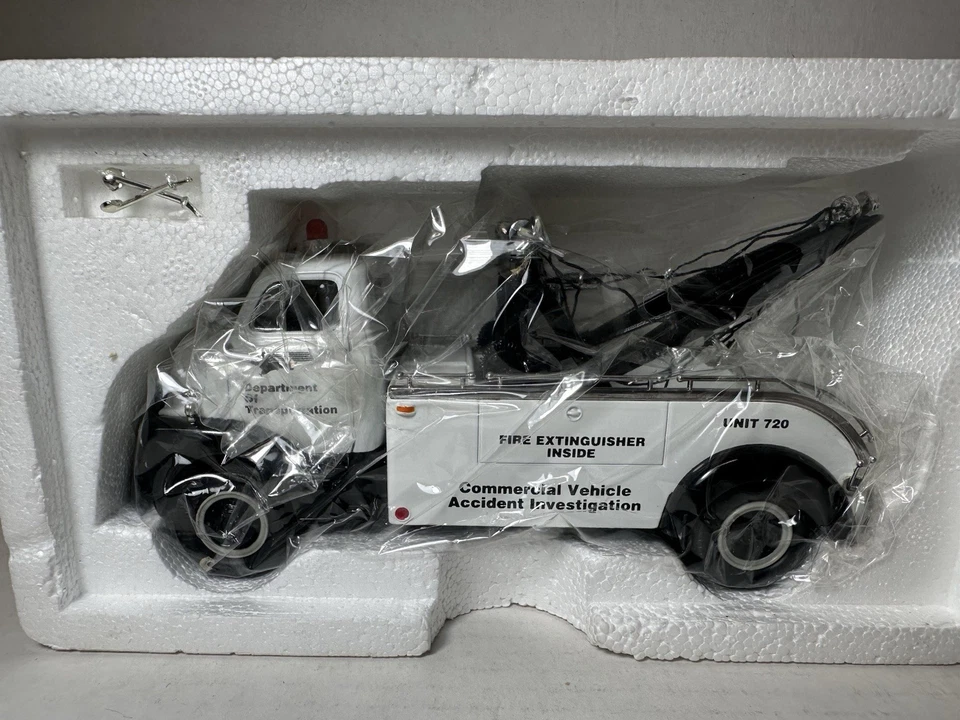 First Gear 1952 GMC Heavy Duty Wrecker Accident Tow DOT 1:34 Diecast #19-1125 - Image 2 of 4