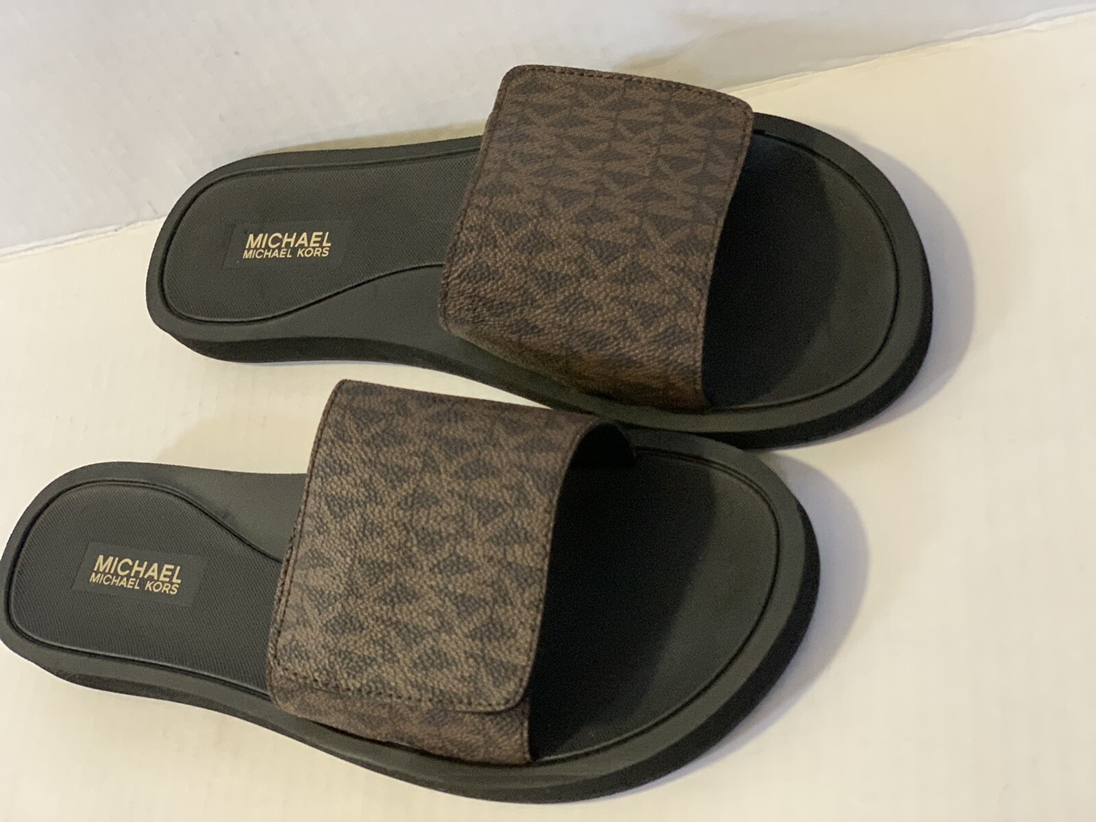 Total 90+ imagen womens michael kors slides Abzlocal.mx