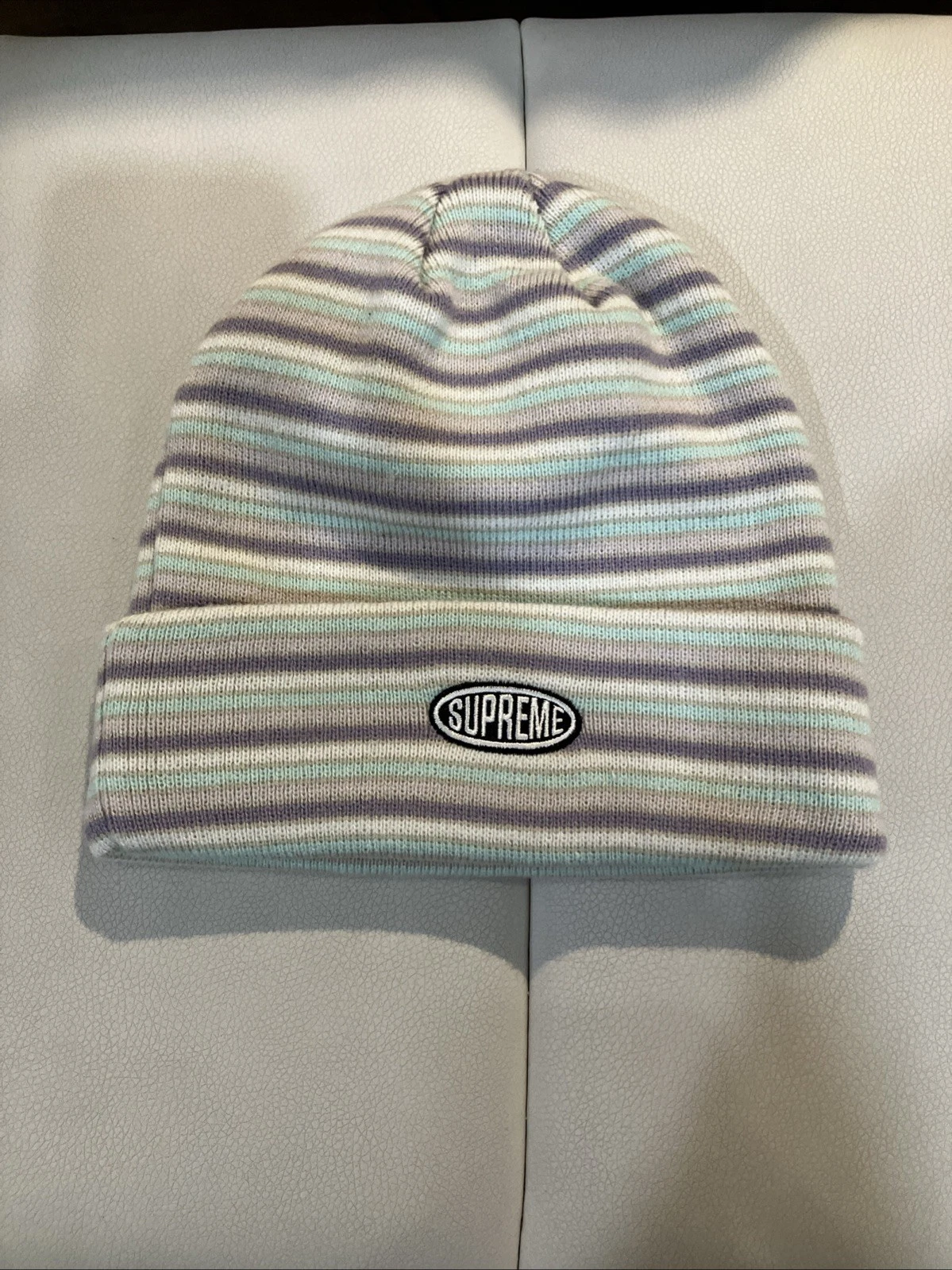FW22 Bonnet Supreme Multi Stripe Violet comme neuf taille unique 100% authentique stock mort