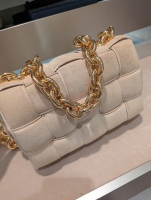 Bottega Veneta Chain Cassette Bag Beige Wildleder mit Goldkette   Made in Italy