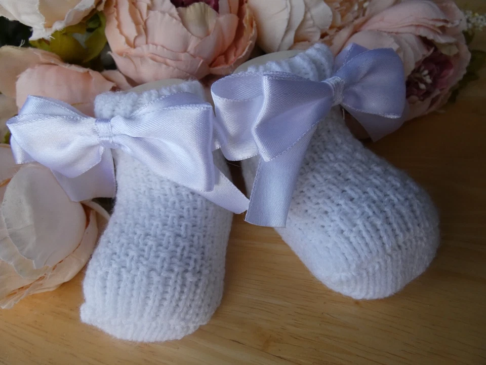 Botinhas de malha bebê meia cetim laço menina menino branco batizado casamento até 6m - Imagem 3 de 4
