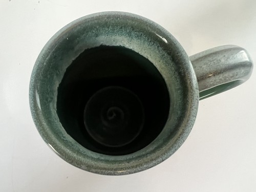 Taza de cerámica de zorro gris 'comerciantes de nuez moscada' taza de café verde - Imagen 3 de 9