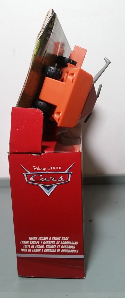 マテルカーズ FRANK ESCAPE AND STUNT RACE Amazon.com: Mattel Disney and Pixar Cars Playset with 3 Toy