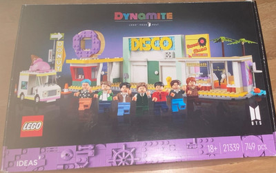 LEGO Ideas BTS Dynamite Set 21339, 749 Teile, mit Minifiguren und Gebäude