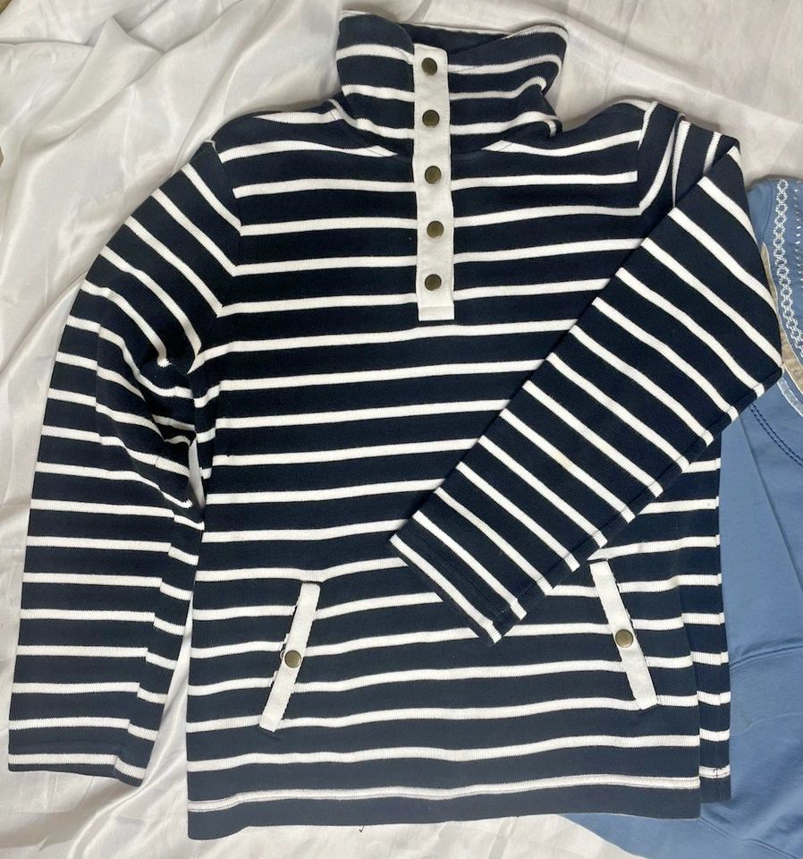 Lote 2 blusas suéteres femininas bordadas azuis listradas preto e branco tamanho médio L/S - Imagem 3 de 4